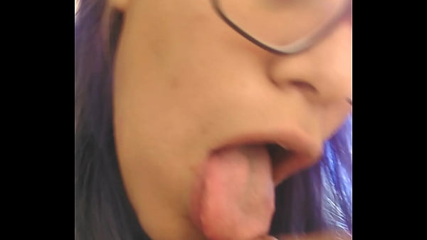 ¿Me das semen en la boca? (se come toda la leche)