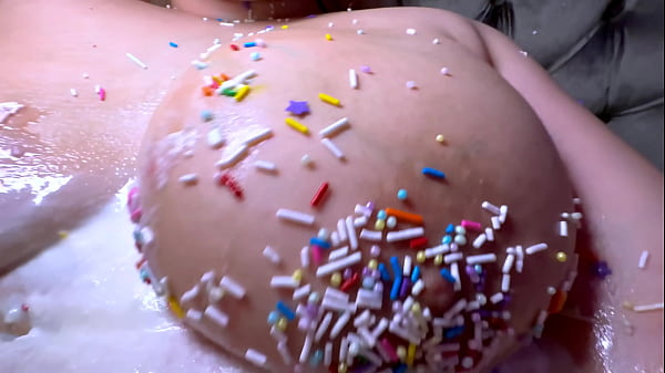 Una fiesta de cumpleaños sorpresa termina en sexo con mi hermanastra