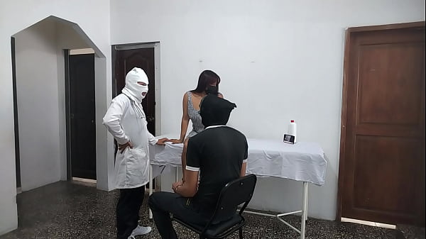 Médico pervertido se folla a una paciente mientras su marido espera fuera del consultorio del médico
