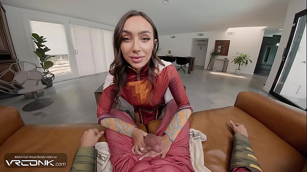 VR Conk: La hermosa hermanastra latina Mary monta la polla de Shazam y se come su semen en una parodia de cosplay parte 2
