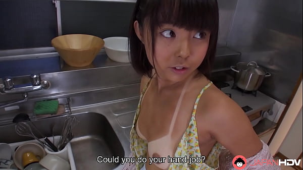 La ama de casa japonesa bronceada Tomoyo Isumi tuvo sexo oral sin censura.