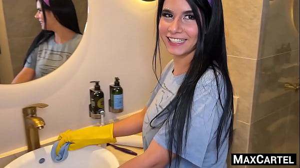 Mucama tiene enormes tetas