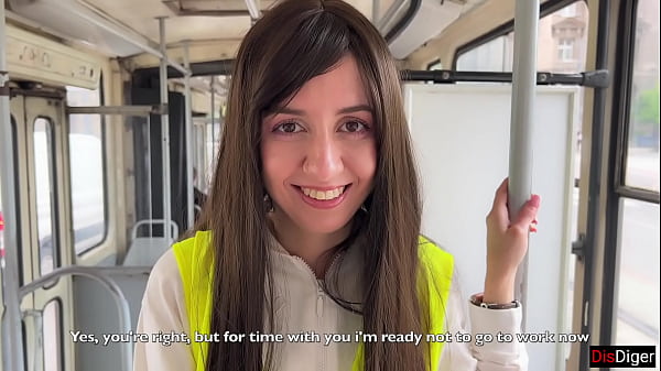 Una conductora de autobús cambia su vida para mejor y se folla a un desconocido