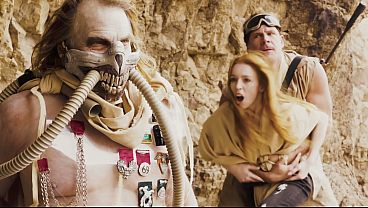 Madi Collins como Furiosa pierde la cabeza con una polla dura en el páramo - Parodia porno de cosplay de Furiosa