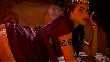 Isa Bella como Atenea recibe el duro pene de Odiseo hasta que se corre - La parodia porno de la Odisea