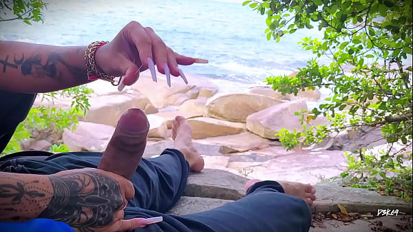 Masturbación femenina con eyaculación sorpresa en la playa