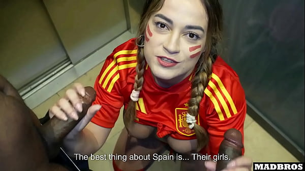 ¡¡¡Un hincha español de gran culo follado anal y con doble penetración en el estacionamiento después del partido de fútbol!!!