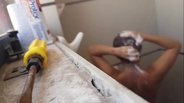 bella cuñada colombiana bañandose se da cuenta