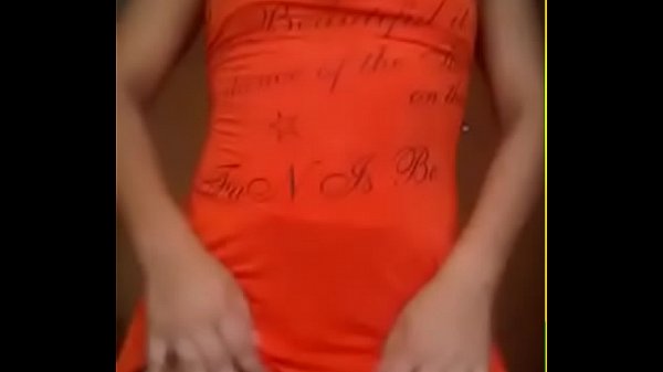 Yo bailando con un vestido corto mostrando sus bragas