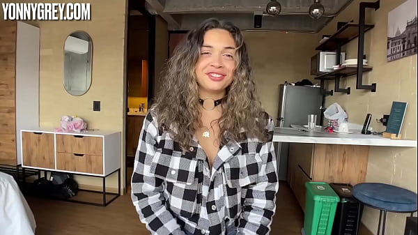 Primer Casting Porno para MILF Latina Rizada - Mamada POV Beso Negro y Corrida en la Boca