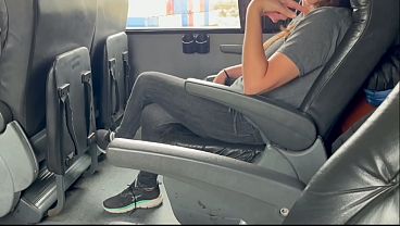 Mientras viajaba en autobús, invité a una desconocida a que me hiciera una felación, y ella aceptó.