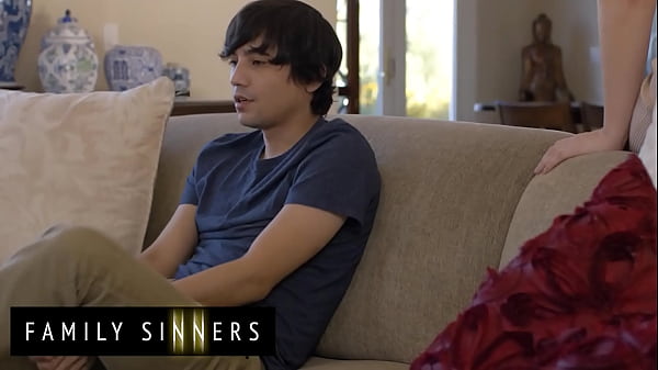 FAMILY SINNERS - La madrastra Bunny Madison hace que su hijastro Ricky Spanish se sienta mejor después de su ruptura