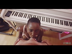 SCREWING A MILF EBONY AT THE PIANO !
